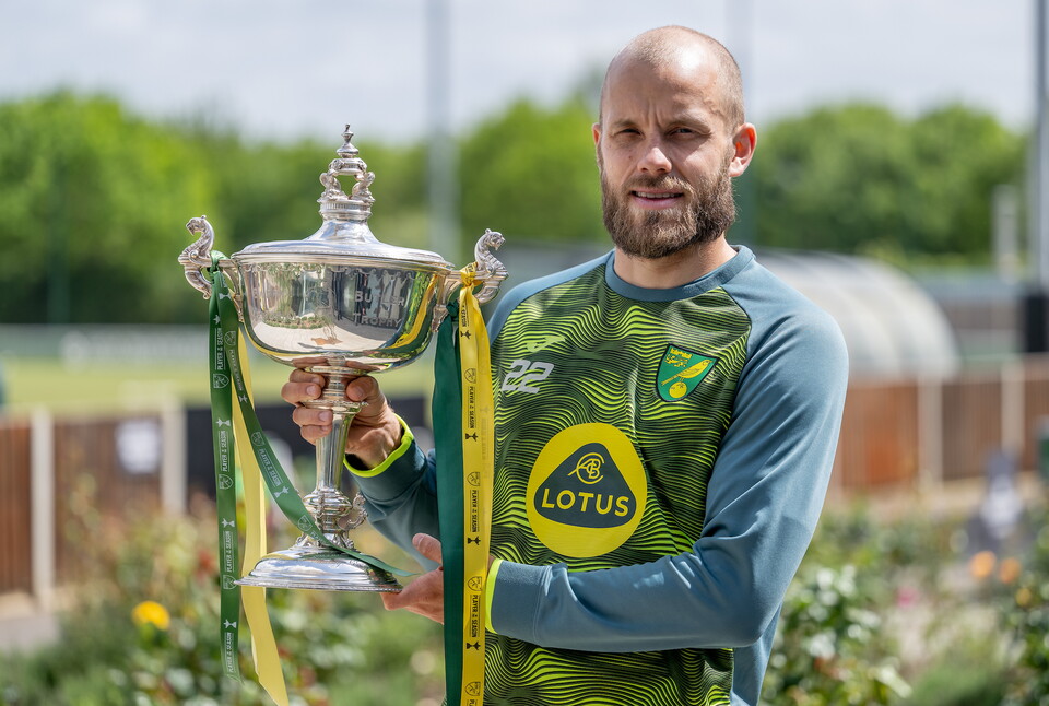 Teemu Pukki holds the Player of the Season trophy