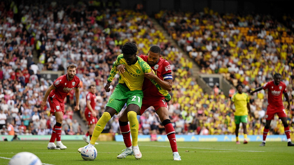 Mohammed Toure battles it out with George Cambell at Carrow Road