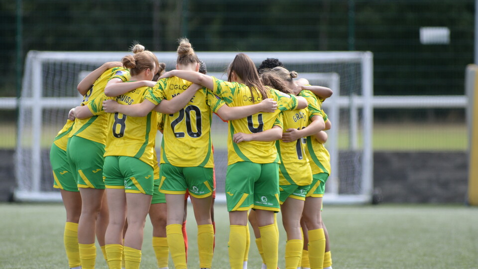 Norwich City Women huddle 