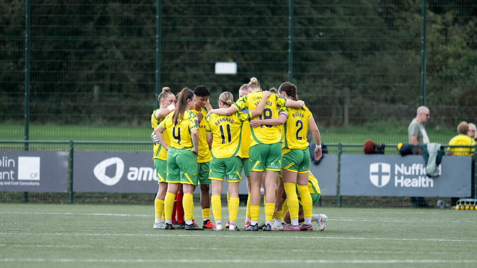 Norwich City Women huddle