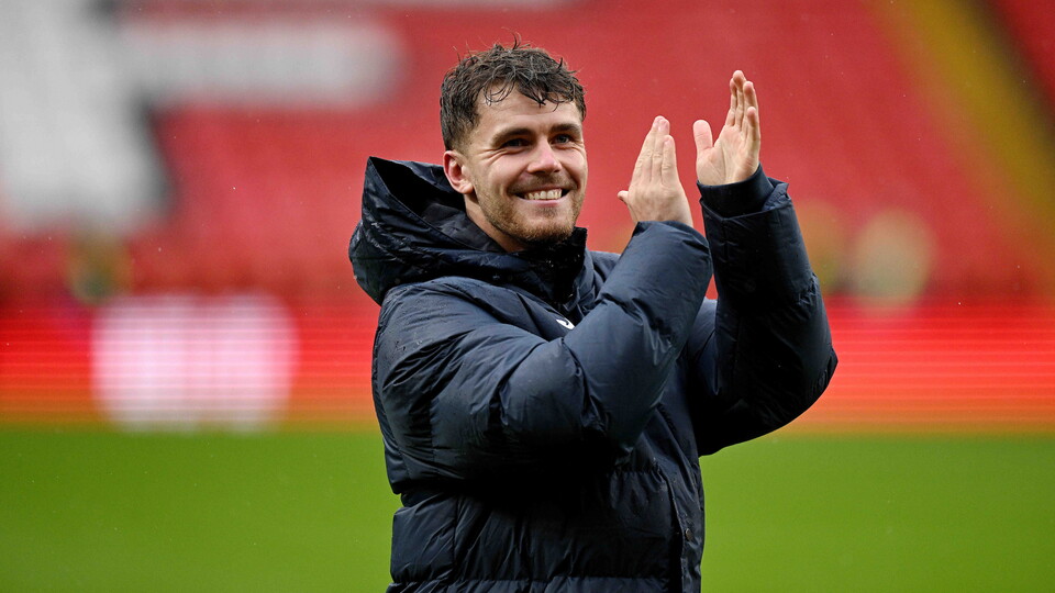 Mathias Kvistgaarden claps the fans