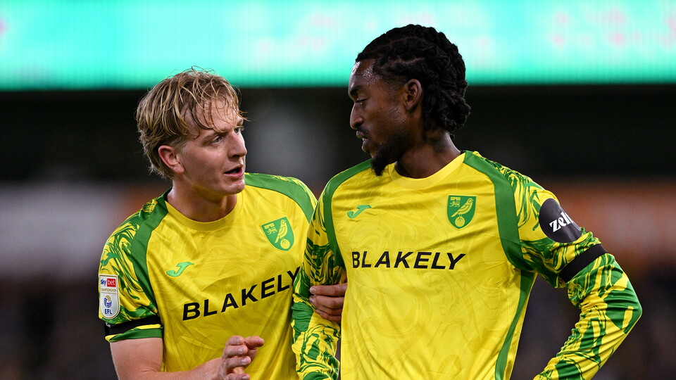 Pelle Mattsson and Paris Maghoma speak on the pitch.