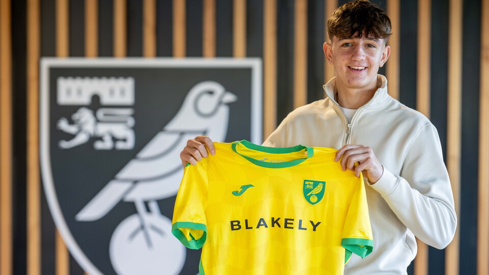 Norwich City have completed the signing of young midfielder Alan Domeracki from Dundee United.