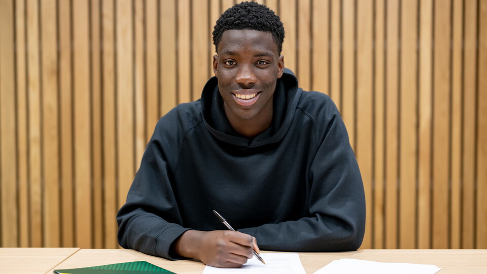 Norwich City Academy goalkeeper Caleb Ansen has signed his first professional contract with the club.