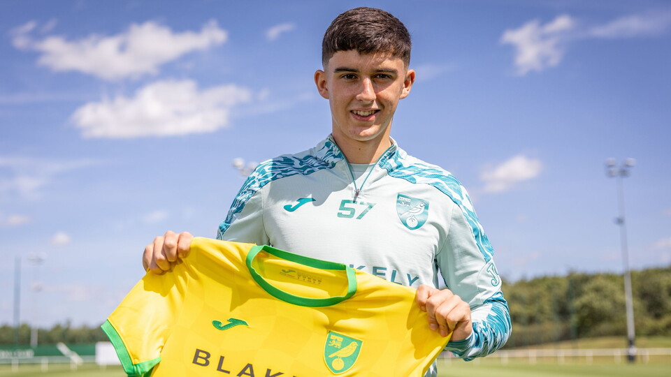 Norwich City's Gabe Forsyth has signed a new contract, keeping him at the club until 2027.