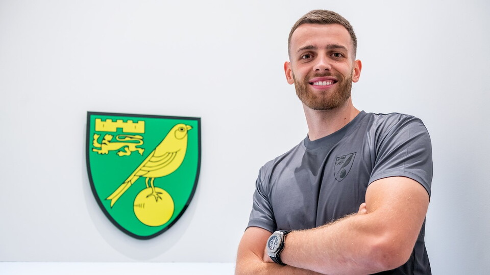 Norwich City have completed the permanent signing of goalkeeper Angus Gunn from Southampton.