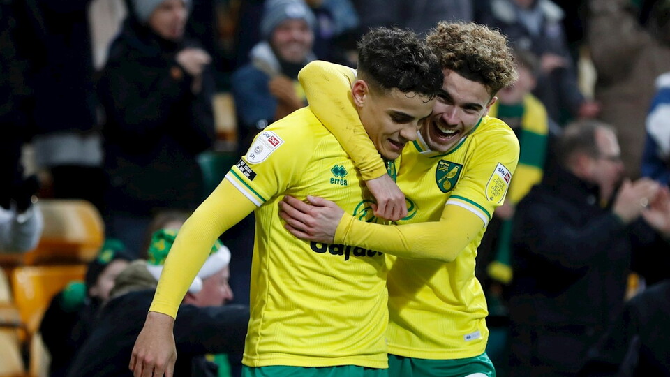 Norwich City came from behind late on to beat Sheffield Wednesday 2-1 in front of 2,000 fans at Carrow Road on Saturday.