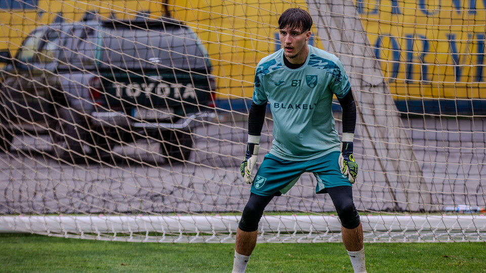 Academy goalkeeper Ellis Craven has joined Southern League Premier Central side Lowestoft Town on an initial one-month loan.
