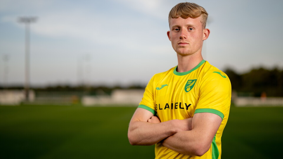 Norwich City have completed the permanent signing of young defender Billy Gee from Premier League side Chelsea.