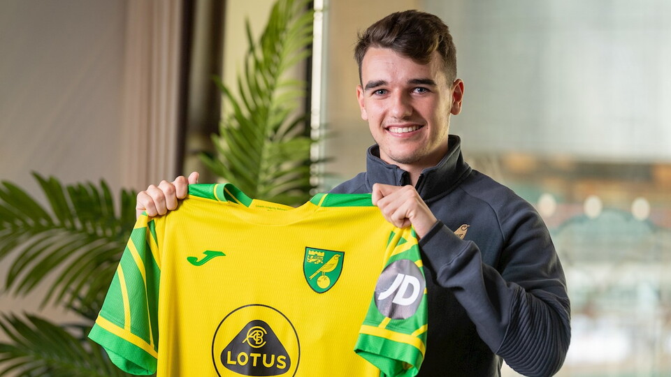 Norwich City have completed the signing of midfielder Liam Gibbs from Ipswich Town for an undisclosed fee.