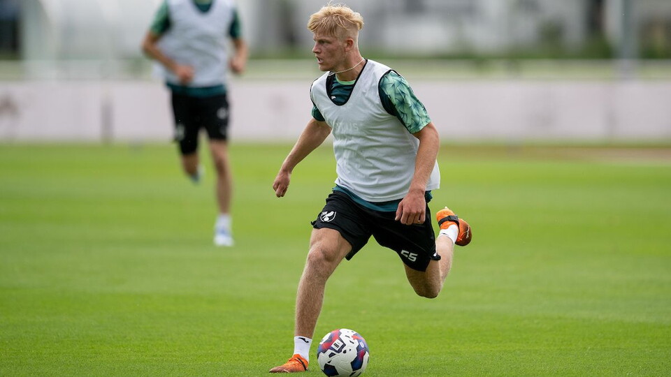 Norwich City Academy midfielder Saxon Earley has completed a season-long loan move to Stevenage.