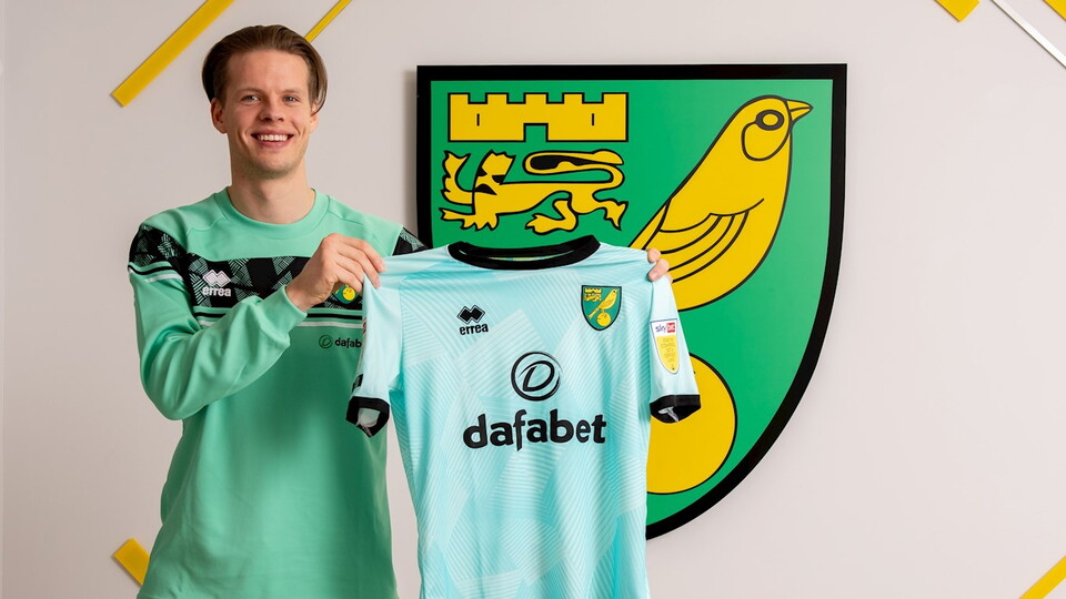 Norwich City have completed the signing of Norwegian international goalkeeper Orjan Nyland.