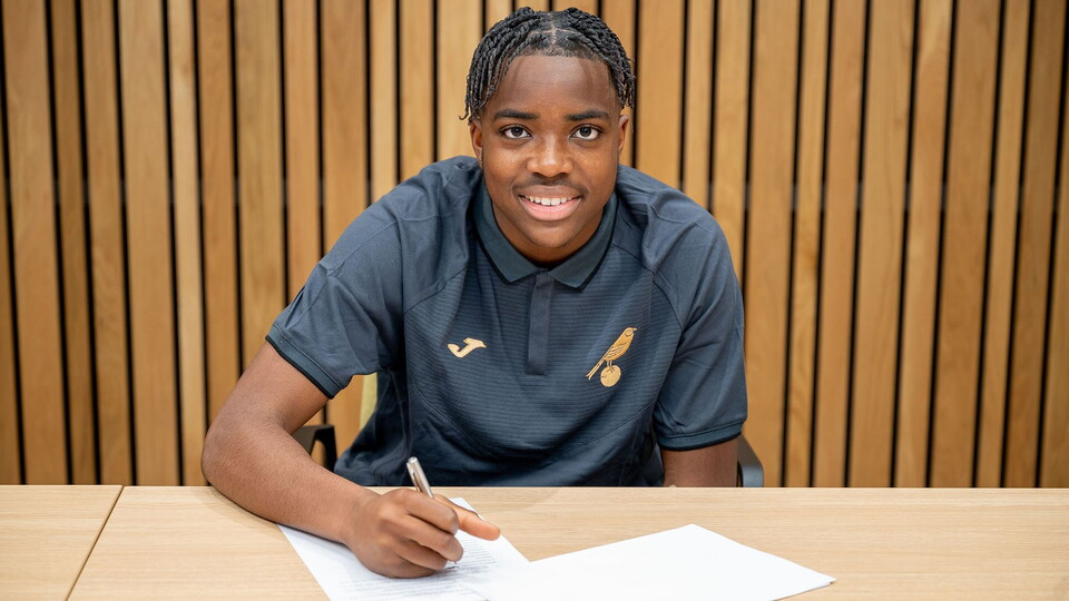 Dubem Eze has signed a scholarship agreement with Norwich City, and will join up with the club's Under-18s for the rest of the 2021/22 season.