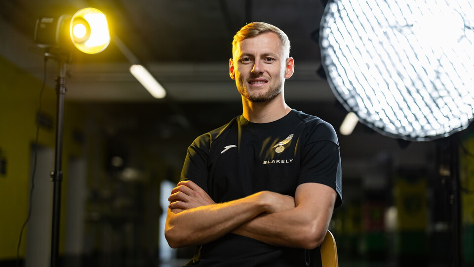 Norwich City have completed the signing of Harry Darling following his departure from Swansea City.