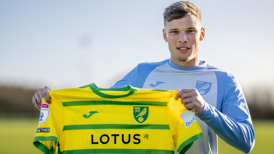 Sydney van Hooijdonk has joined Norwich City on loan from Serie A side Bologna, with an option to make the deal permanent at the end of the season.