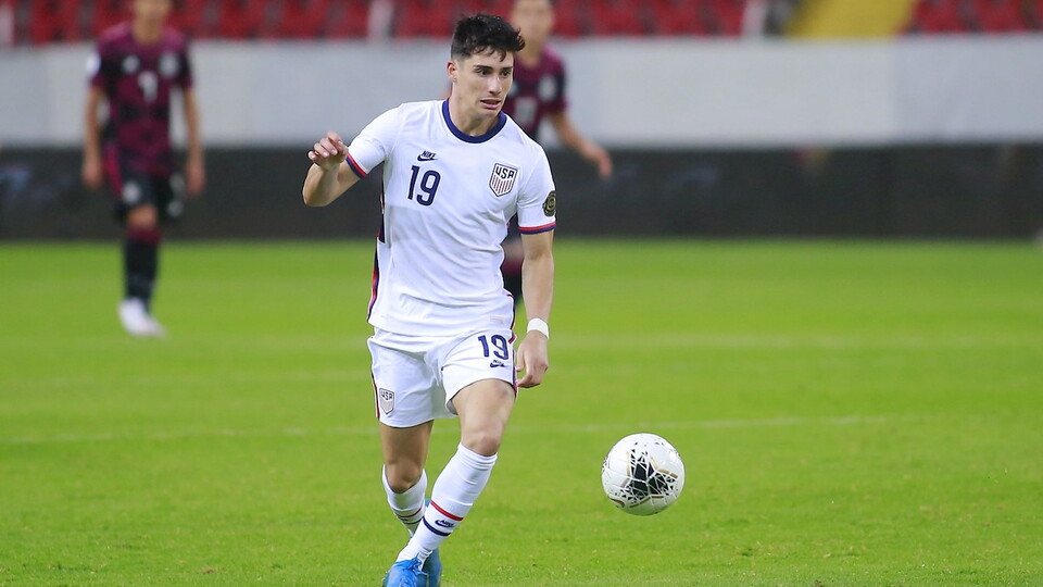 Norwich City forward Sebastian Soto has completed a season-long loan move to FC Porto.
