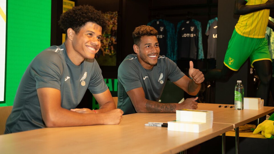Fans queued in their hundreds yesterday as new Brazilian signing and returning City favourite, Gabriel Sara and Onel Hernández.
