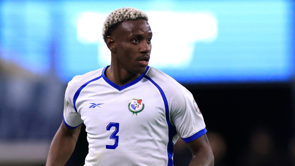 Norwich City have agreed to sign Panamanian defender José Córdoba from Levski Sofia.