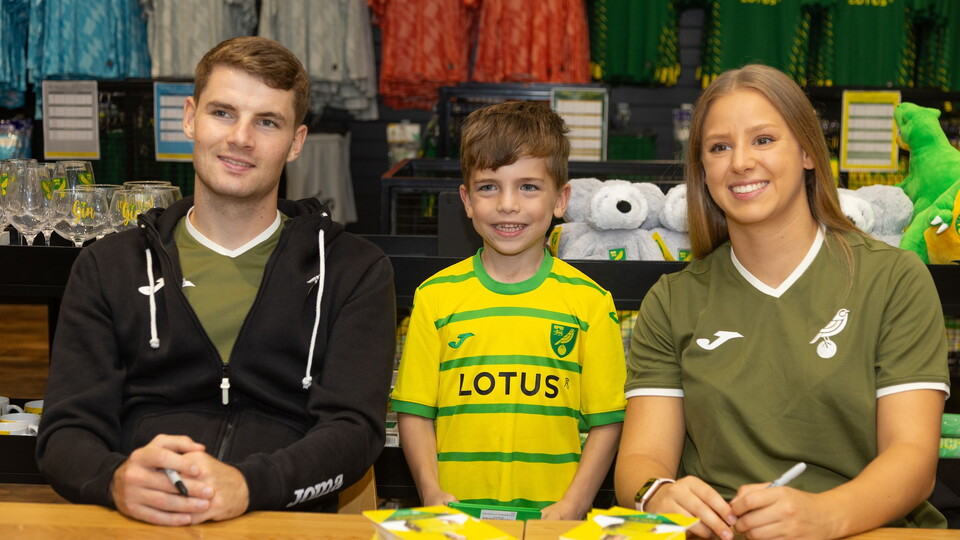 View a full gallery of Wednesday's signing session featuring Jacob Sørensen and Kathryn Stanley.