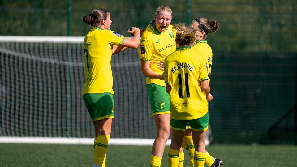 Freya Symonds scored twice to give Norwich City Women three points against second-place London Bees at The Hive.