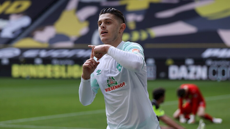 Norwich City have swooped to complete the signing of winger Milot Rashica from Werder Bremen.
