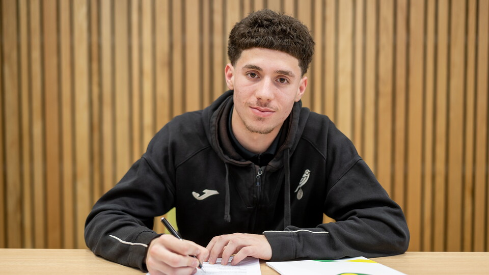 Academy defender Vatan Ozcan has signed his first professional contract at Norwich City.
