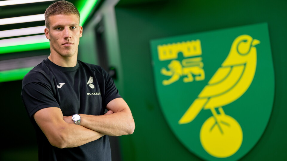 Norwich City have completed the signing of Croatian defender Jakov Medić from Eredivisie side Ajax.