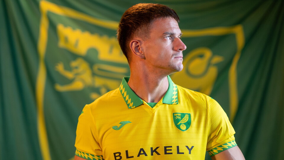 Norwich City have signed Serbian international midfielder Mirko Topić from Portuguese side Famalicão.