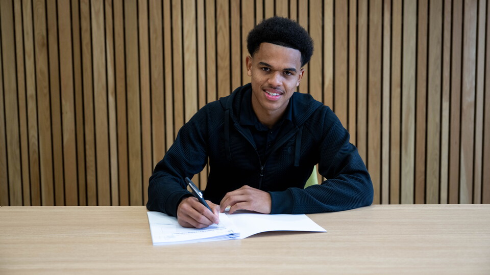 Academy player Jez Sinclair-Brown has signed his first professional contract at Norwich City.