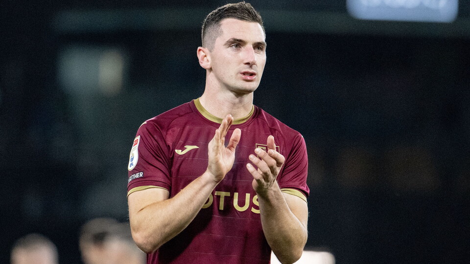 Norwich City have announced that midfielder Kenny McLean has signed a new contract with the club until 2025, with the option of a further year.