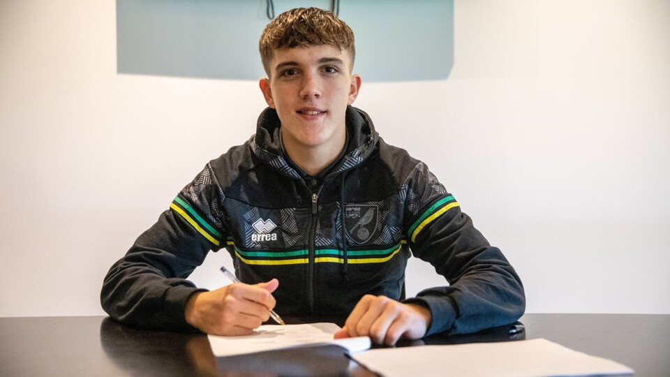 Norwich City Academy forward Tony Springett has signed a new contract with the club, keeping him with the Canaries until summer 2023 with the option to extend by a further year.