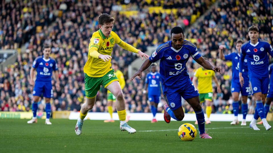 An injury-time goal condemned Norwich City to defeat at home in the Sky Bet Championship, losing 2-1 to Leicester City.