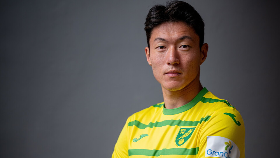Norwich City have signed South Korean international Ui-jo Hwang on loan from Nottingham Forest for the remainder of the season.
