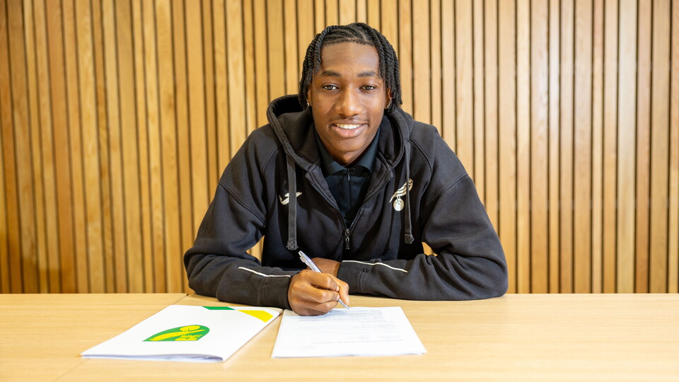 Academy scholar Rio Mundle has signed his first professional contract with Norwich City.