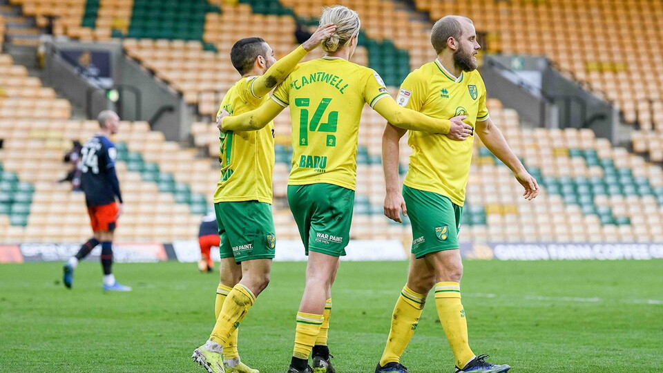 Norwich City maintained their impressive run of form as they eased past Luton Town 3-0 on Saturday.
