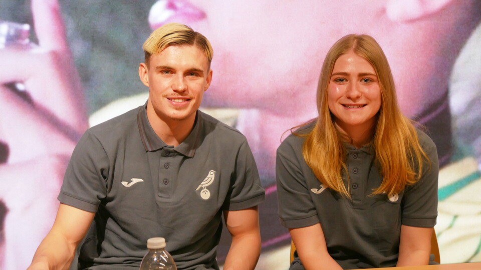 Przemysław Płacheta and Ceri Flye were at the Norwich City Fan Hub on Wednesday afternoon for a signing session.