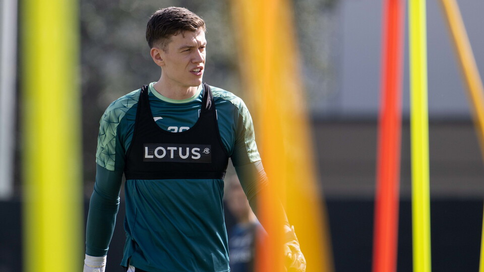 Norwich City goalkeeper Jon McCracken has signed for Scottish Premier League side Dundee on a season-long loan.