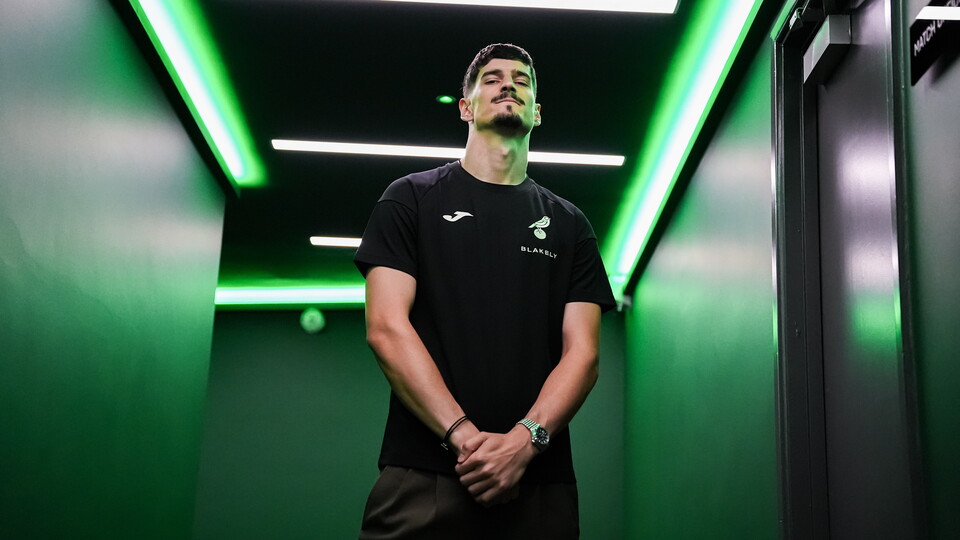 Norwich City have completed the signing of goalkeeper Vladan Kovačević from Portuguese club Sporting CP.