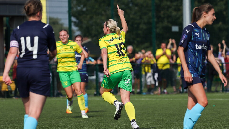 A brace from Natasha Snelling helped the Canaries to a 2-2 draw at home to London Seaward in an FAWNL Division One South East fixture.