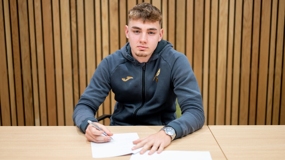 Norwich City Academy midfielder Joe Duffy has signed his first professional contract at the club through to the summer of 2023.