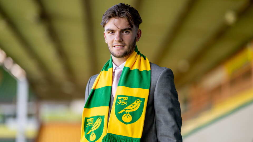 Norwich City have completed the signing of goalkeeper Luis Lines after his departure from Coventry City.