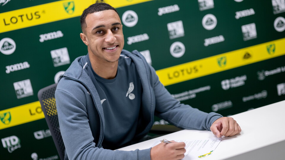 Norwich City striker Adam Idah has signed a new contract, committing his future to the Canaries until the summer of 2028.