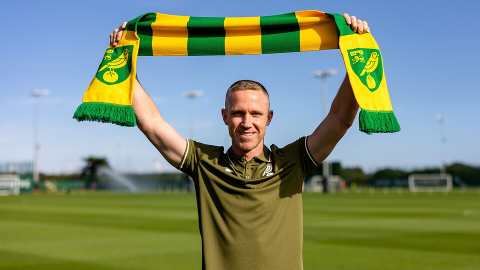 Norwich City have signed midfielder Adam Forshaw on a one-year deal, with the club option of a further year.