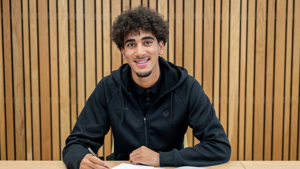 Norwich City defender Takudzwa Gwanzura has signed a contract extension until 2028.