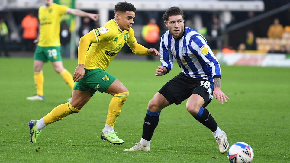 Josh Martin and Max Aarons struck late goals as Norwich City came from behind to record a 2-1 victory over Sheffield Wednesday on Saturday, in front of 2,000 spectators at Carrow Road.