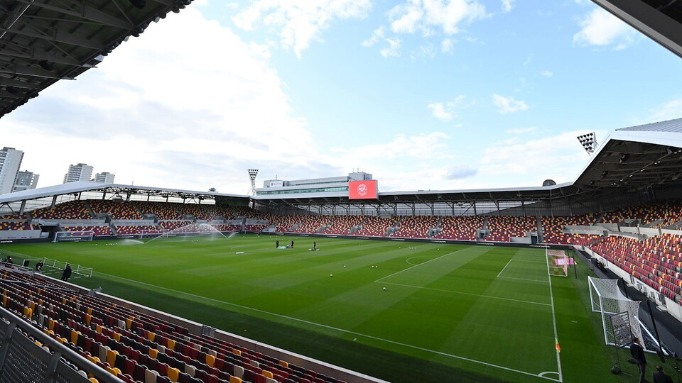 Back in action just three days after our 2-1 win over Wycombe Wanderers, Norwich City are on the road as they travel to Brentford tonight (7:45pm KO).
