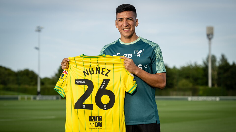 Norwich City have completed the permanent transfer of Chile international midfielder Marcelino Núñez for an undisclosed fee.