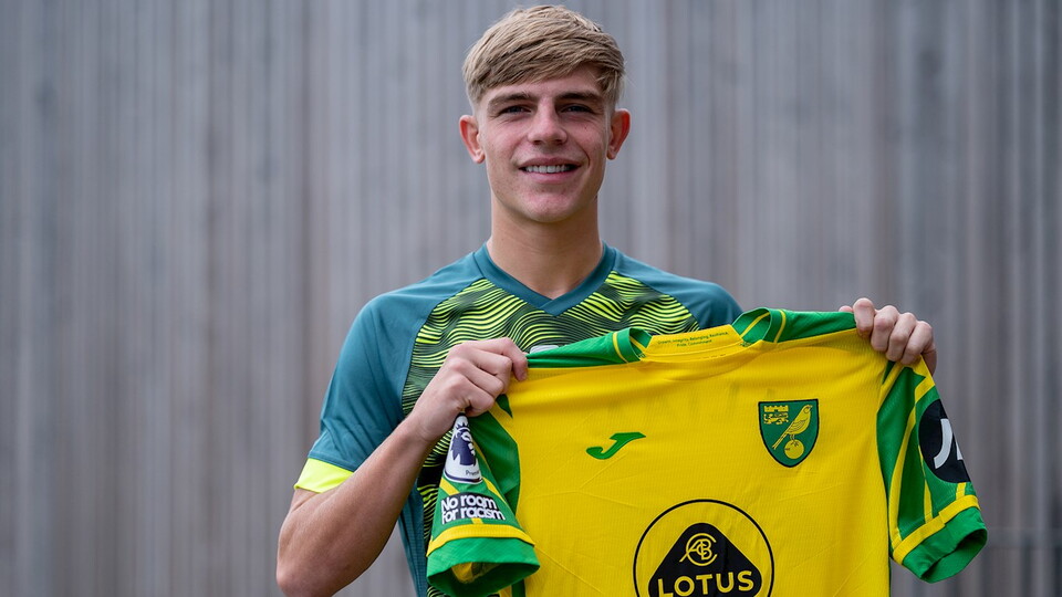 Norwich City have completed the signing of Manchester United defender Brandon Williams.