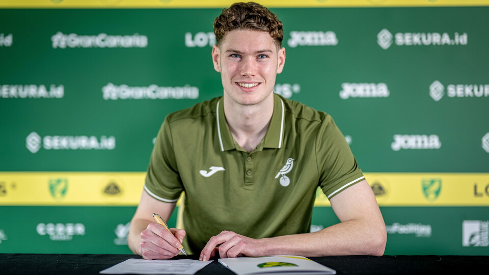 Goalkeeper Dan Barden has signed a new contract with Norwich City, keeping him at the club until 2026.