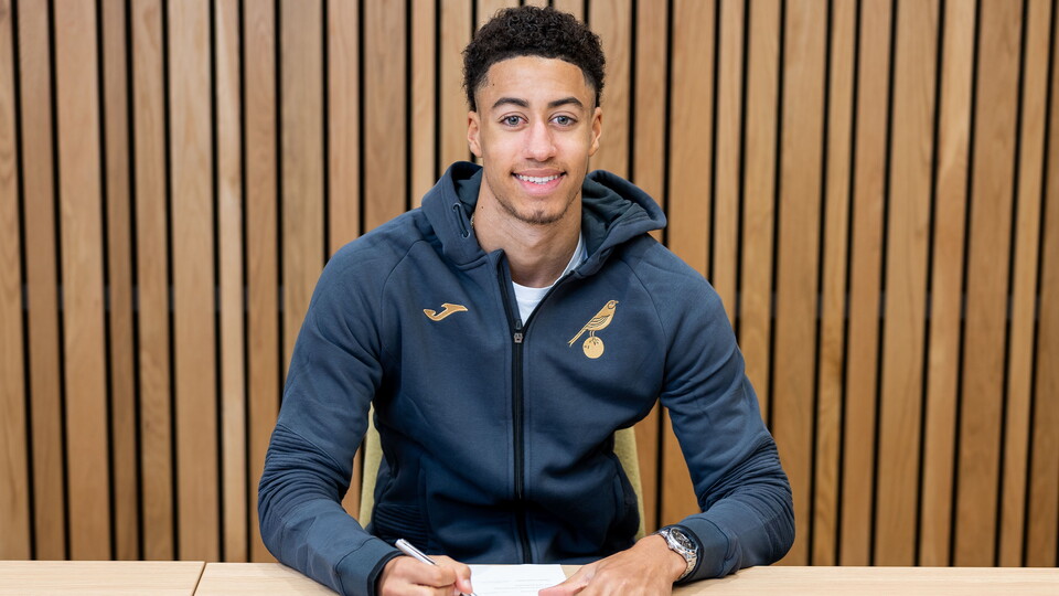 Norwich City Academy defender Jonathan Tomkinson has signed a new contract at the club through to the summer of 2024.